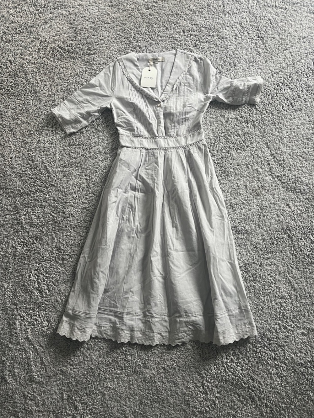 Classic Light Gray Midi Dress with V-Neck and Pintuck Detail